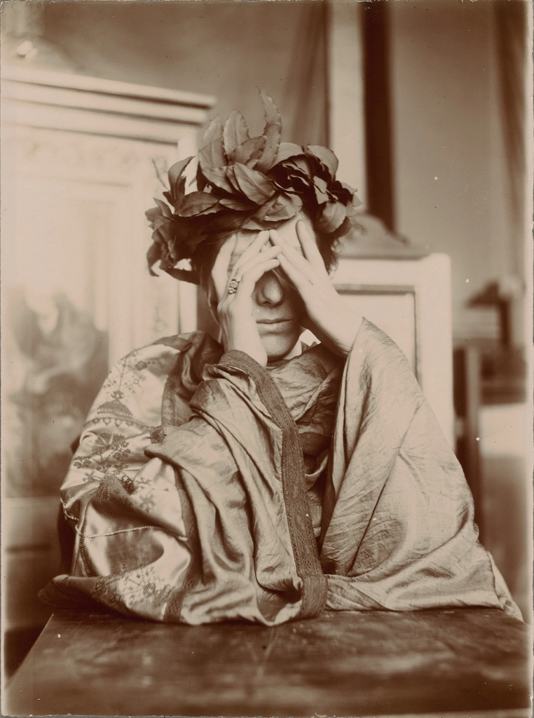 Femme accoudé à une table